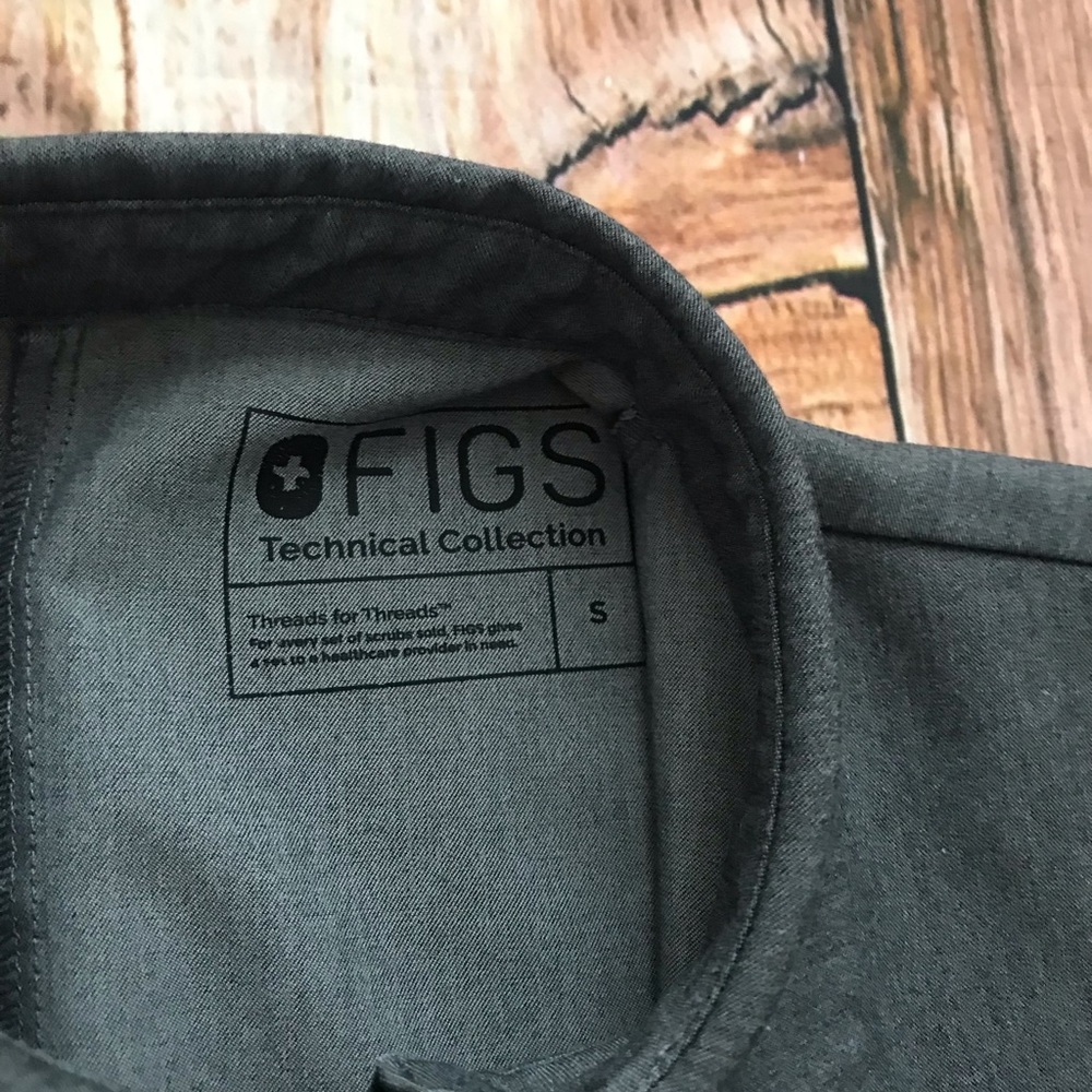 Figs Scrub Top Graphite - Picture 2 of 5